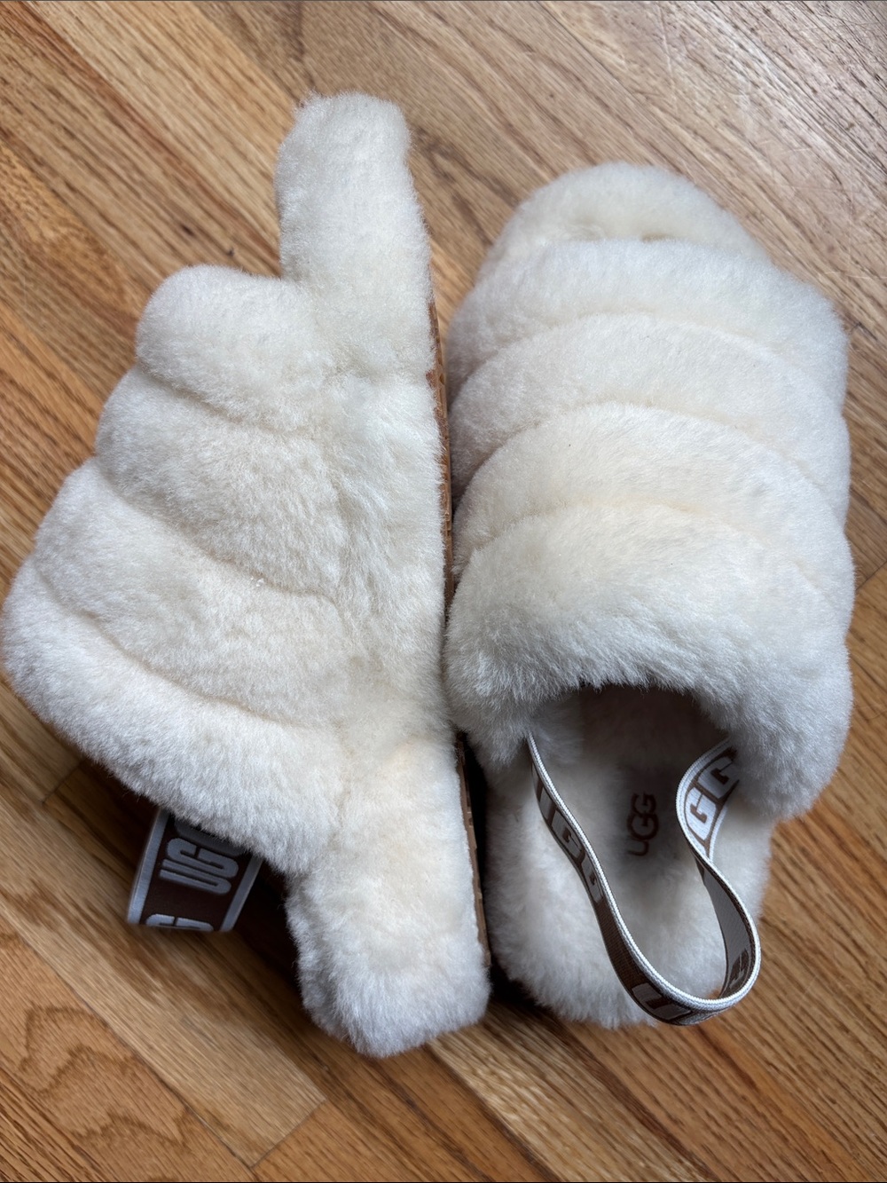 UGG size 5 Women's Shearling Fluff Slide Slippers in Cream
